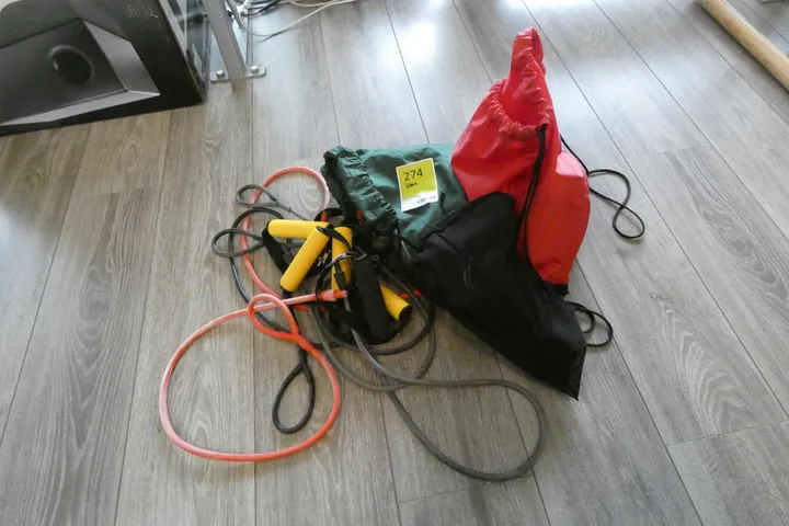 Konvolut Expander mit Griffen, mit Tasche